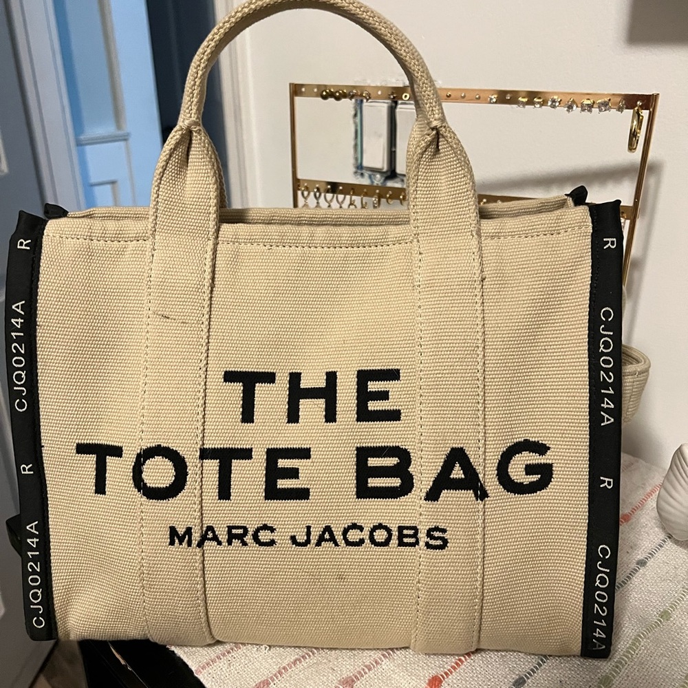 The tote bag medium